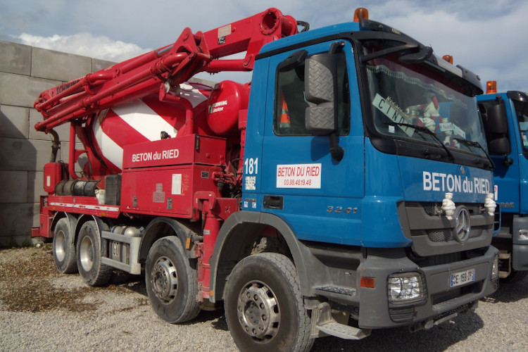 Camion malaxeur avec pompe (PUMI)