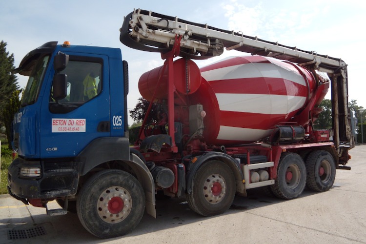 Camion malaxeur avec tapis