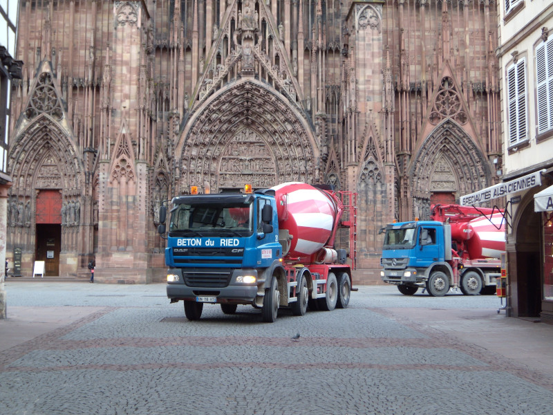 Un camion malaxeur devant la Cathédrale de Strasbourg