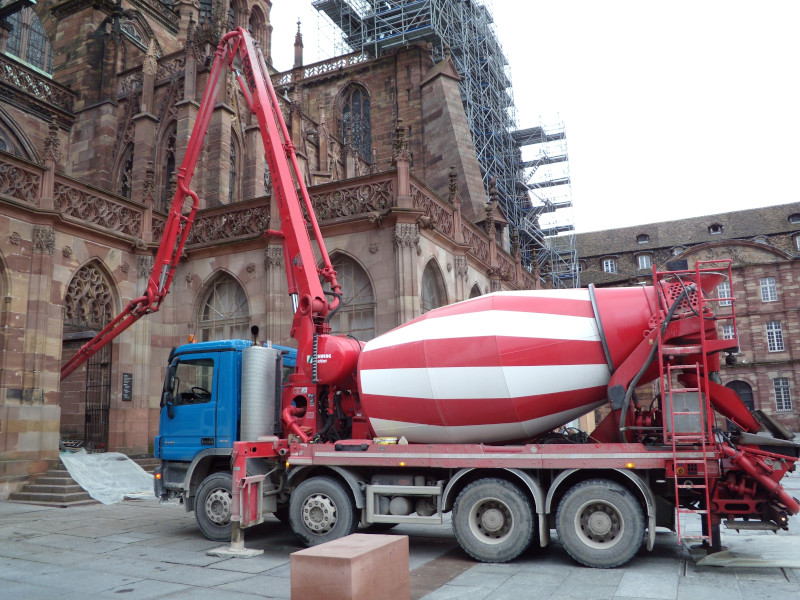 Livraison de béton à la Cathédrale de Strasbourg